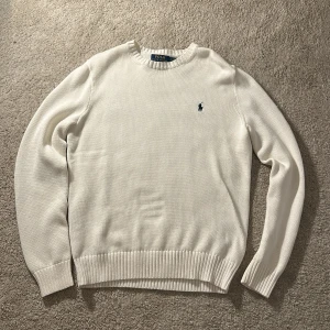 Ralph lauren stickat tröja - Säljer en polo Ralph lauren stickat tröja i vit som är använd endast 1 gång och är i storlek S. 