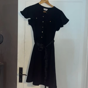 Klänning  - Jättefin klänning från Holly & Whyte i strl XS, svart. Använd en gång och det var på nyår så den är i stort sätt ny! 