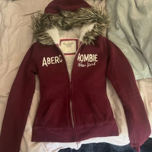 abercrombie & fitch päls zip up - skit snygg y2k päls zip up från abercrombie & fitch, den är felfri och perfekt till kallare väder