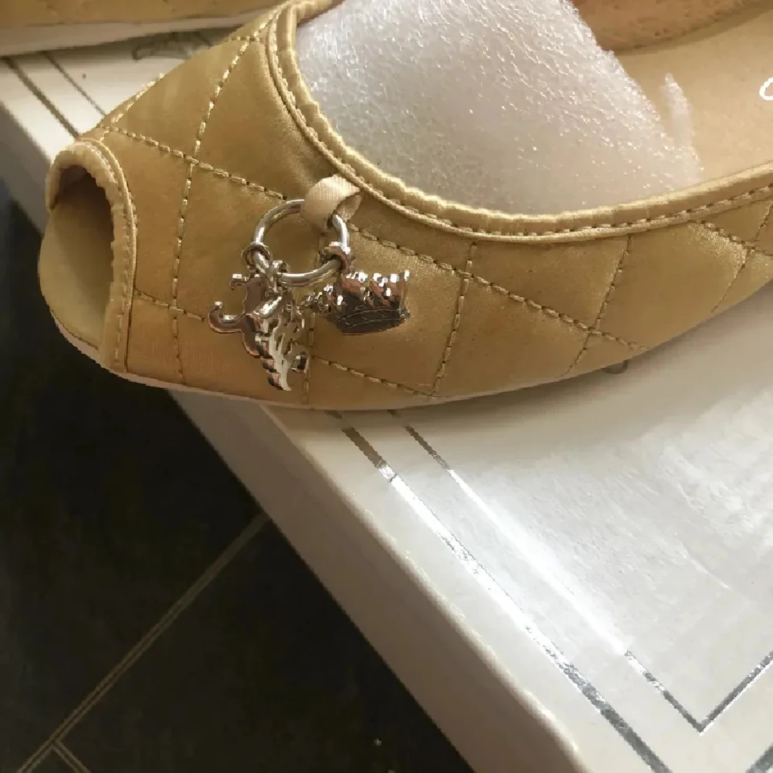 Beige quiltade ballerinaskor med charm - 1