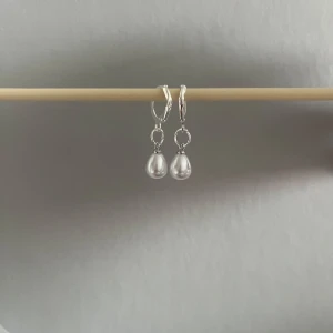 Pärlörhängen  - Superfina pärlörhängen💕💓 Aldrig använda och i nyskick! Snygga att matcha tillsammans med mina andra örhängen (se exempel på bild 2). Postar gärna tillsammans om du hittar flera varor du är intresserad av🌟 tveka inte att höra av er vid frågor!