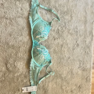 Intimissimi bh  - Superfin bh från intimissimi i storlek 70 b. Väldigt bra då banden är smala, ALDRIG ANVÄND, lappar finns kvar. 🩵🩵 finns inte att köpa längre!! (Modell: Gioia)