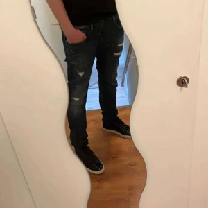 Replay denim   - Säljer ett par blå jeans från Replay med skinny passform. Jeansen har slitna detaljer och hål på benen för en cool, avslappnad look. Klassisk femficksmodell med dragkedja och läderpatch bak i midjan. Om du har frågor eller funderingar är det bara att höra av dig! Passar dig som är runt 180 - 186! Priset är inte hugget i sten! 