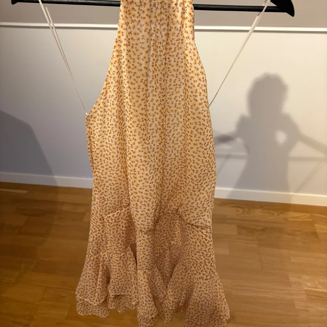 Ljusblommig halterneck sommarklänning - 1