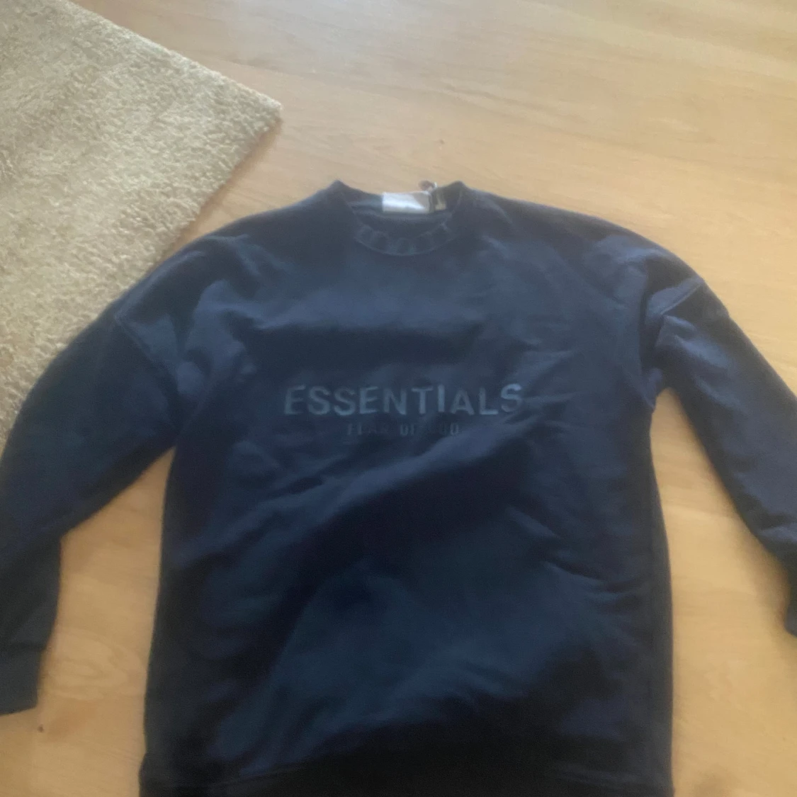 Svart Essentials sweatshirt
