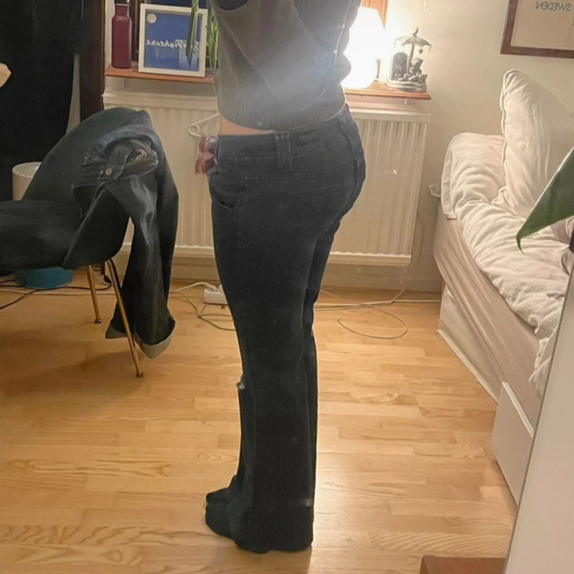 Mörkblå bootcut jeans med slitna knän - 1