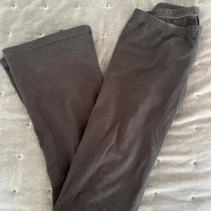 Svarta bootcut byxor Brandy Melville - Svarta bootcut byxor från Brandy Melville med resår i midjan, så najs!! 