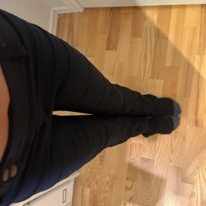 Svarta bootcut kostymbyxor - Säljer ett par svarta kostymbyxor med bootcut och låg midja. Knappt använda. 