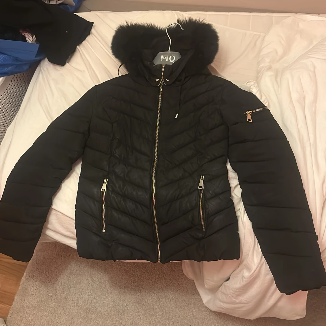 Svart pufferjacka med fuskpäls från Diablo