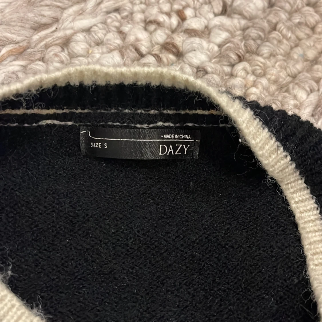 Svart kofta med vita detaljer  - 1