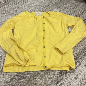 Gul kofta från Zara  - Söt gul kofta från Zara med långa ärmar och knappar. Ribbstickade muddar vid ärmslut och nederkant. Egentligen barn storlek 11-12 år men funkar som en cropped kofta. Stretchigt material sitter fint på kroppen, brukar själv ha storlek S