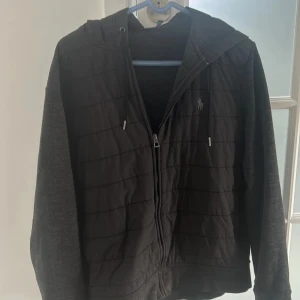 Ralph Lauren Cardigan - Ralph Lauren hybridjacka/ cardigan perfekt för lite svalare dagar och väldigt skön. Passar M och S