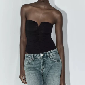 Slutsåld Zara body! - Osäker om jag vill behålla eller inte, bodyn är  oanvänd med prislappen kvar💓lånade bilder