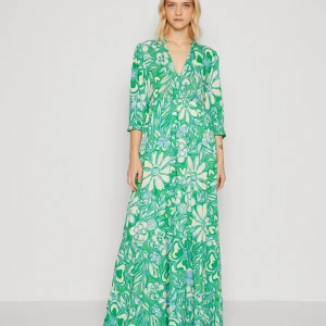 Grön blommig långklänning Fabienne Chapot - Superfin långklänning från Fabienne Chapot i grönt och vitt med stora blommiga mönster och inslag av ljusblått. Klänningen har trekvartsärmar och en luftig passform, perfekt för sommarens varma dagar. Tillverkad i mjuk bomull.