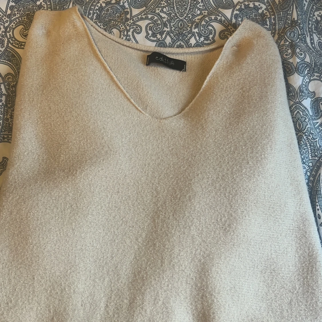 Beige v-ringad tröja från Edith - 2