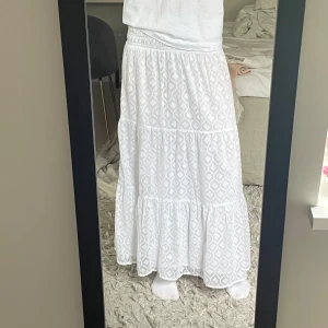 Vit långkjol  - Säljer min jättefina långkjol från Gina Tricot. Kjolen är från young i storlek 170. Passar mig som är 173 och bär vanligtvis storlek 36/S