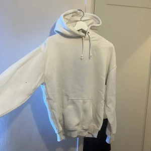 Vit hoodie från BikBok XS - Vit hoodie från bikbok i storlek xs, finns en liten fläck på ena armen som inte går att få bort i tvätten, annars fint skick.