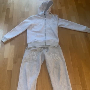 Tuttolente tracksuit - Grå utan deffekter. Använder inte mjukis kläder så den har inte använts på 1 år. Byxor S Hoddie S| OBS dressen säljs inte separat. Nypris ligger på ca 3500kr 