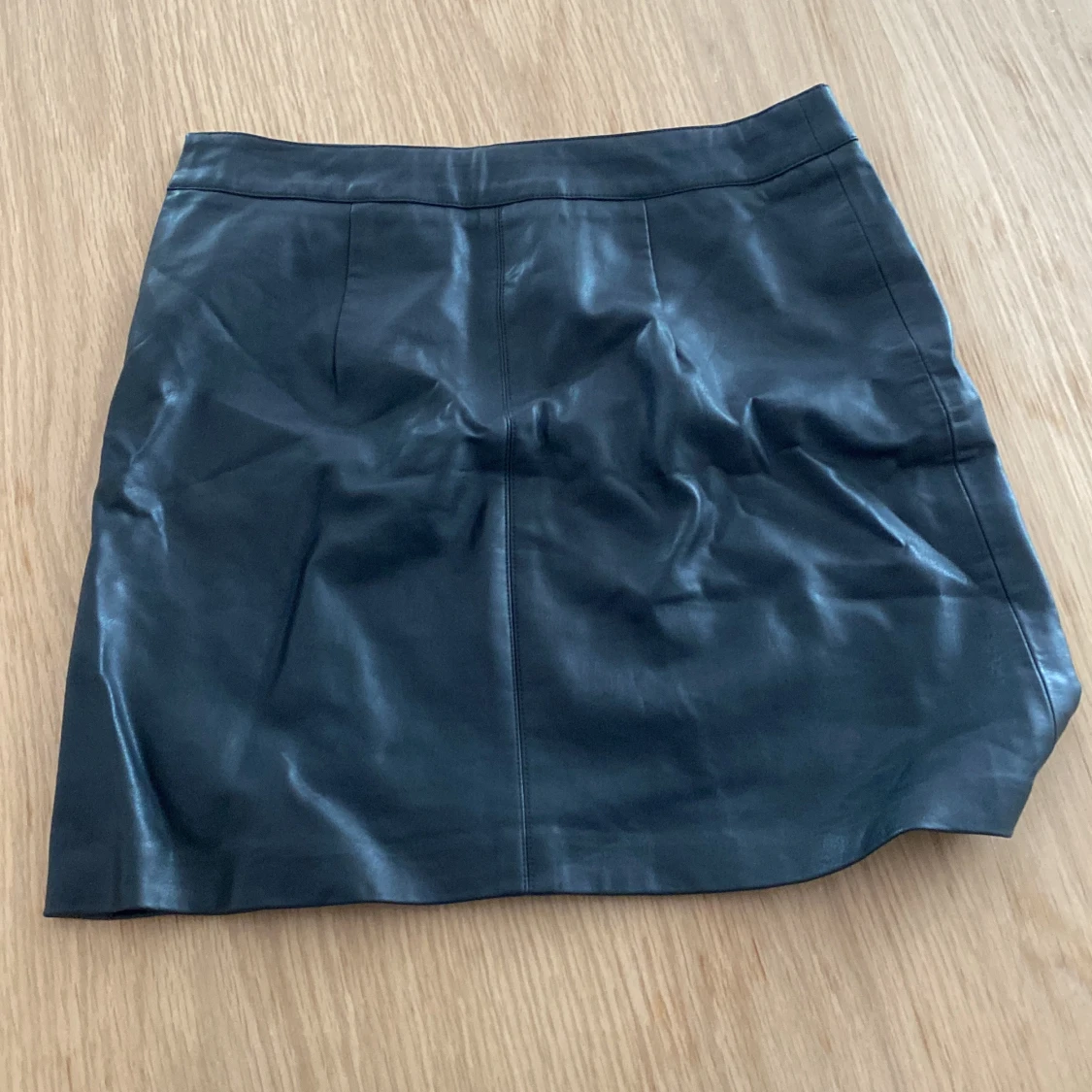 Svart skinnkjol från Gina Tricot - 1