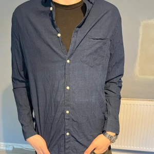 Blå linneskjorta från HM - Blå linneskjorta från HM, priset är fast, redan väldigt billigt!:) storlek: M. Hör av er vid funderingar