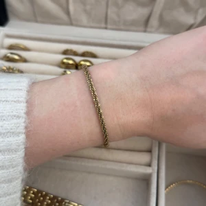 Tinsel armband från Edblad  - Ett fint armband från Edblad i guld. Jag säljer det nu eftersom det inte längre kommer till användning. Armbandet är i fint skick, hör gärna av dig vid frågor💗