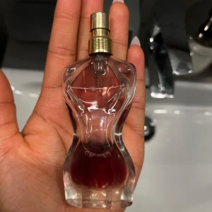 Jean Paul Gaultier Classique parfym - 🚩FAST PRIS INGEN IDÉ ATT PRUTA🚩Säljer Ikonisk parfymflaska i form av en kvinnokropp från Jean Paul Gaultier då den inte används så mycket, köpt på Åhléns i city nypris 900:-