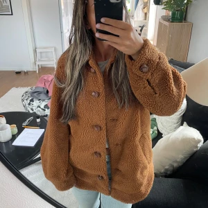 Brun teddyjacka - Säljer nu en mysig  teddyjacka. 🤎 Storlekn är 32 men den är som storlek S