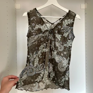 Grön mönstrad medh topp med öppen front - Suuuupersöt topp jag köpte i Bangkok men den är för liten för mig 🥲 passar någon som är XS