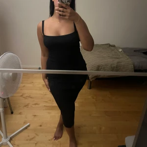 Rygglös ribbad klänning - Blå/svart ribbad klänning med öppen rygg från zara strl S