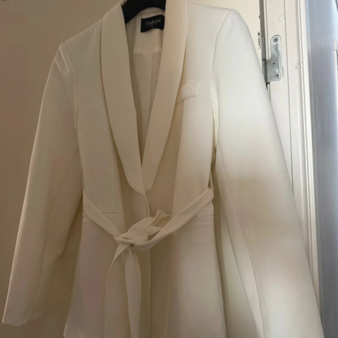 Vit kavaj med bälte - 1