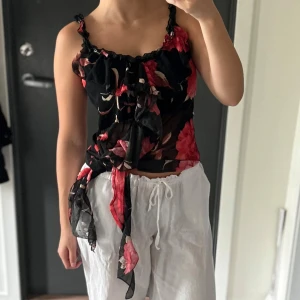 Söt topp - Supersöt topp, som man kan bära både knuten eller öppen💕