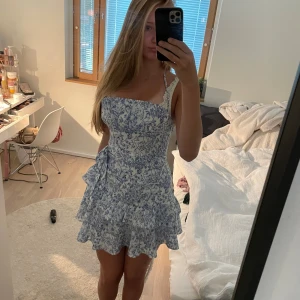 Klänning - Supersöt blåvit kortklänning med blommigt mönster!🥰