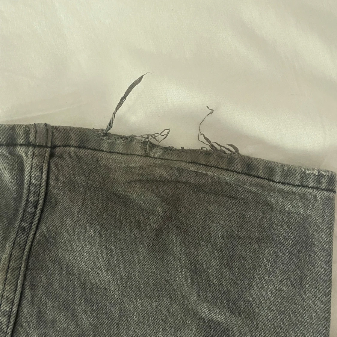 Grå flared jeans från Gina Tricot - 3