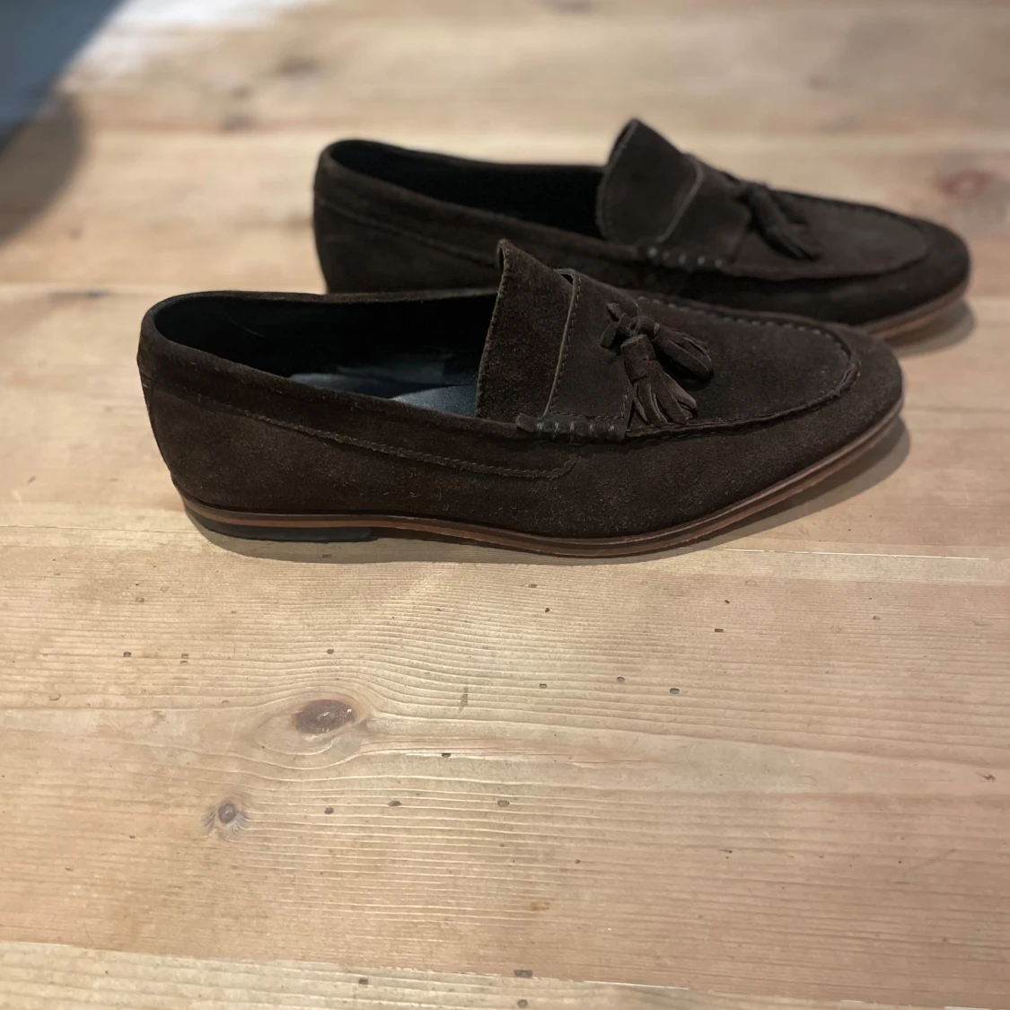 Bruna mockaloafers med tofsar - 2