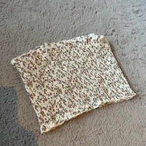 Blommig smockad tubtopp med volang - Jätte fint kort topp med blommor. Sitter jätte fint och stretchigt material så passar både XS/S/M. Syns inte att den är använd, ser ut som ny🌸