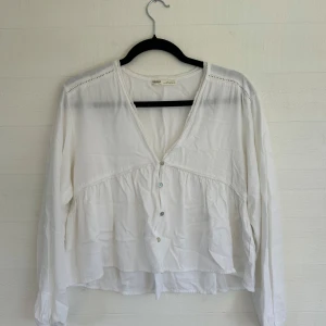 Vit blus ifrån Pull & Bear - Vit blus ifrån Pull & Bear i storlek XS. Ser skrynklig ut på bilden men är bara för att den varit nervikt😄. 