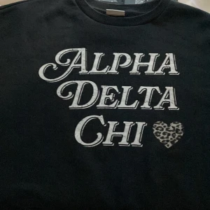 Svart leopard tjock tröja  - Svart tjock tröja med leopard hjärta och vit text