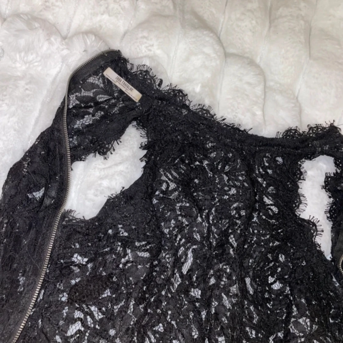 Svart spetsig croppad topp från H&M - 3