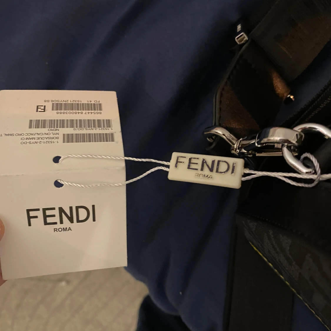 Svart axelväska från Fendi med gul detalj - 4