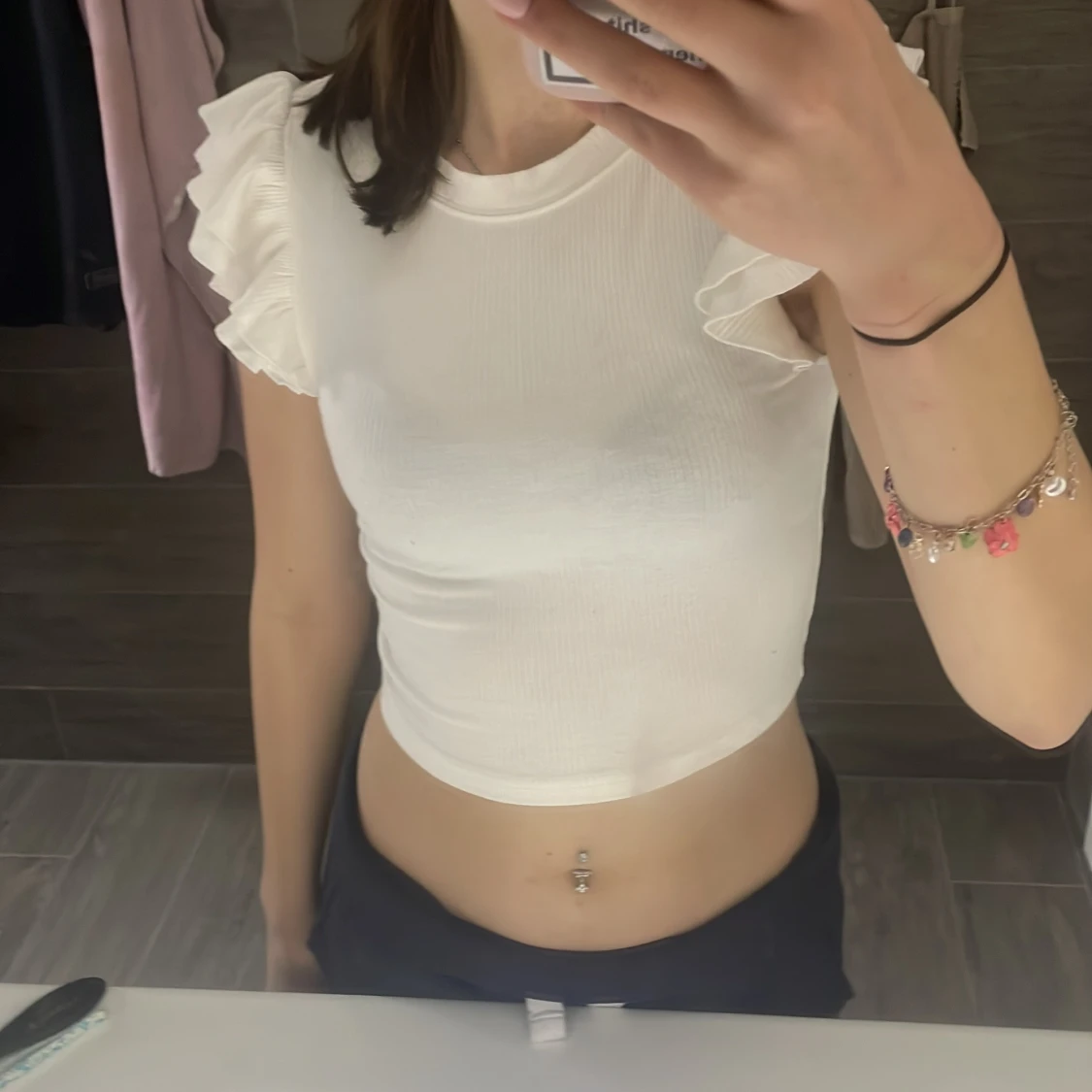 Vit croppad topp med volangärmar