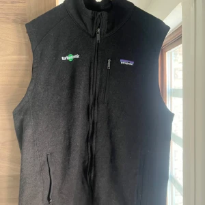Patagonia Fleeceväst - 🦒Säljer en svart fleeceväst från Patagonia i storlek XL | Skick 9/10 | Västen har ett Turbonomic märke darav säljer jag den billigt. Hör av er vid frågor!🦓