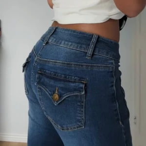 Snygga blå jeans! - Supersnygga bootcut jeans med coola fickor