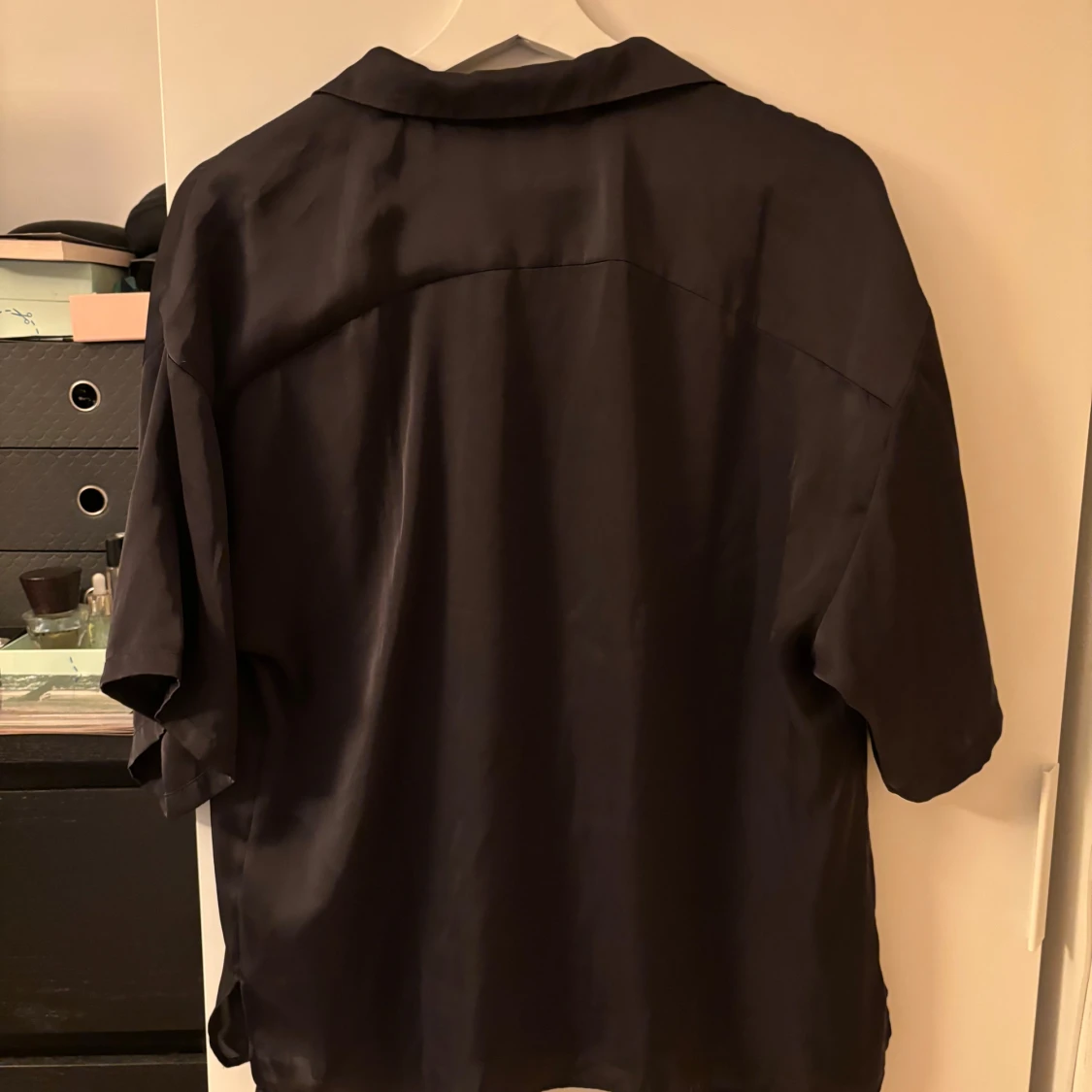 Svart kortärmad satin-skjorta från H&M - 1