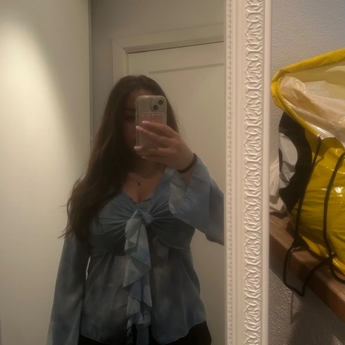 Ljusblå blus med knyt framtill - 2