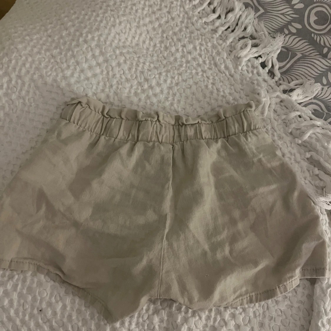 Beiga linneshorts med knytband - 1