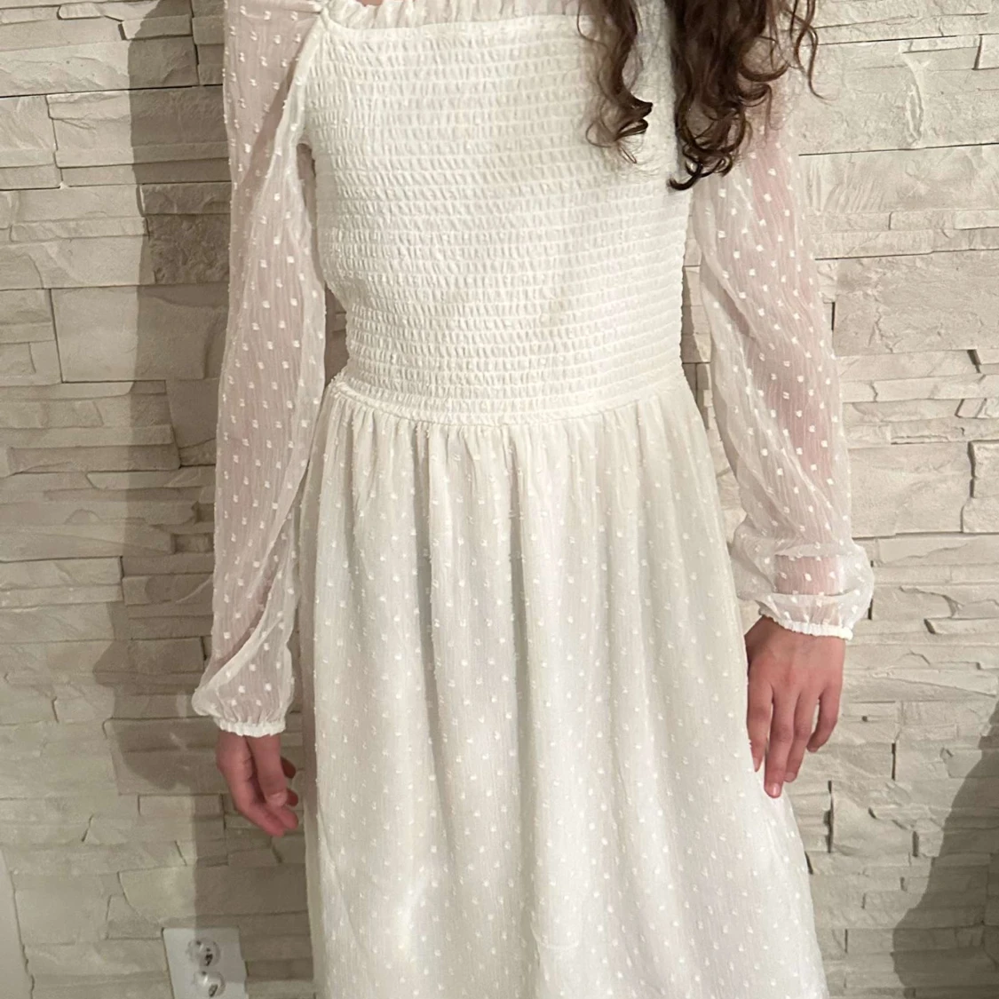 Vit långärmad klänning med prickigt mönster