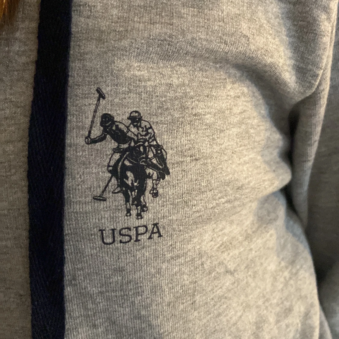Grå hoodie från U.S. Polo Assn. - 3