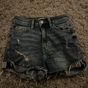 Mörkblåa jeansshorts  - Knappt använda då dom ej passar mig, högmidjade 