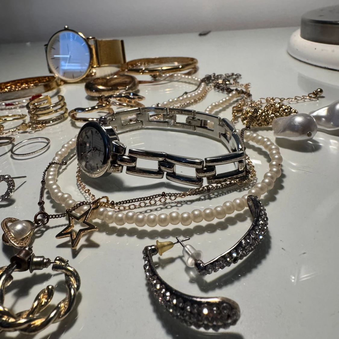 Mix av smycken och klockor i silver och guld - 3
