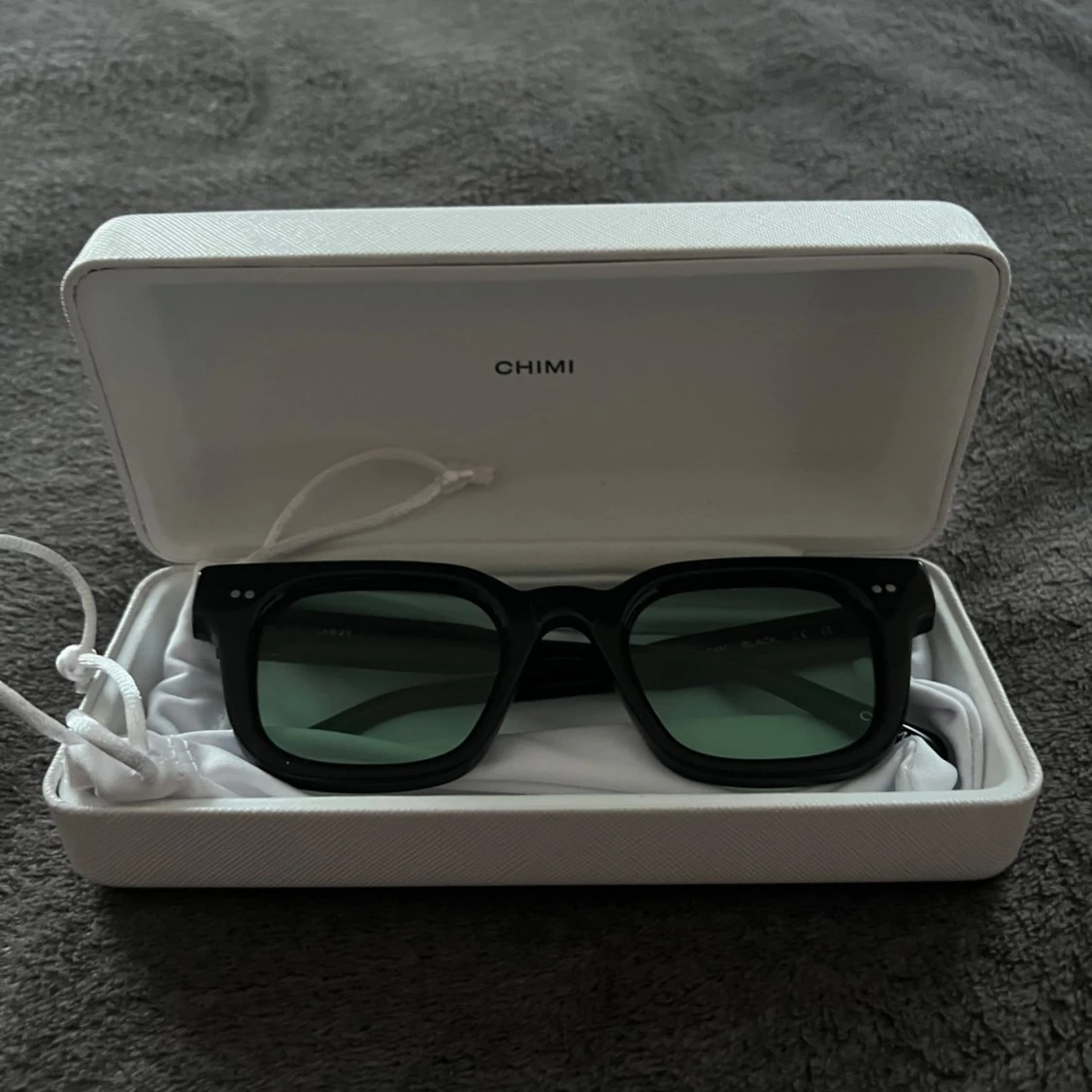 Svarta solglasögon från Chimi